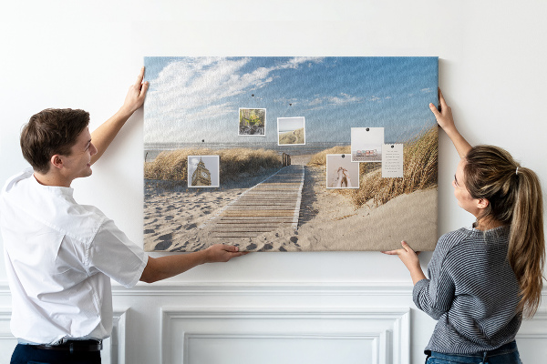 Tableau en liège Une promenade sur la plage sous le soleil d'été