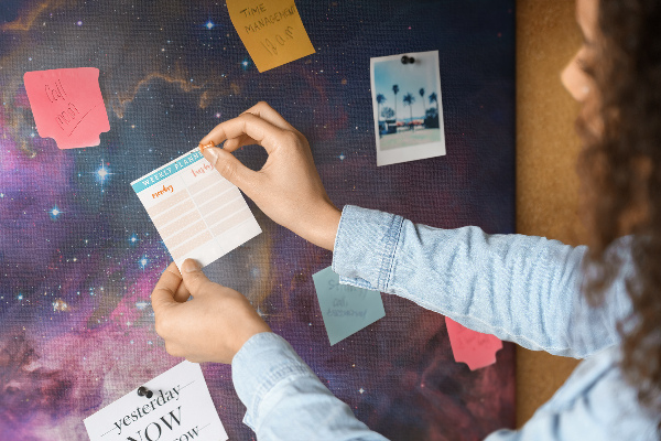 Tableau affichage liège Un paysage spatial avec des étoiles et des nébuleuses