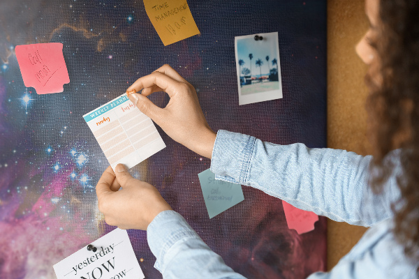 Tableau affichage liège Un paysage spatial avec des étoiles et des nébuleuses