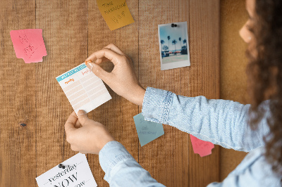 Tableau en liège planche en bois avec des épingles colorées