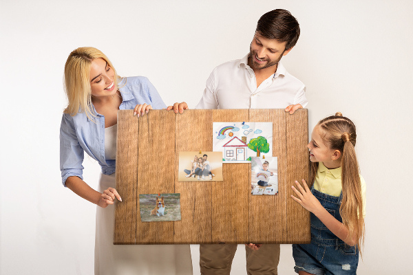 Tableau en liège planche en bois avec des épingles colorées