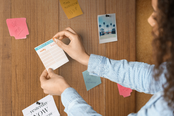 Tableau en liège planche en bois avec des épingles colorées