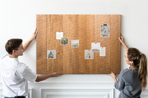 Tableau en liège planche en bois avec des épingles colorées