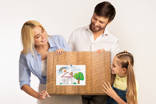 Tableau en liège planche en bois avec des épingles colorées