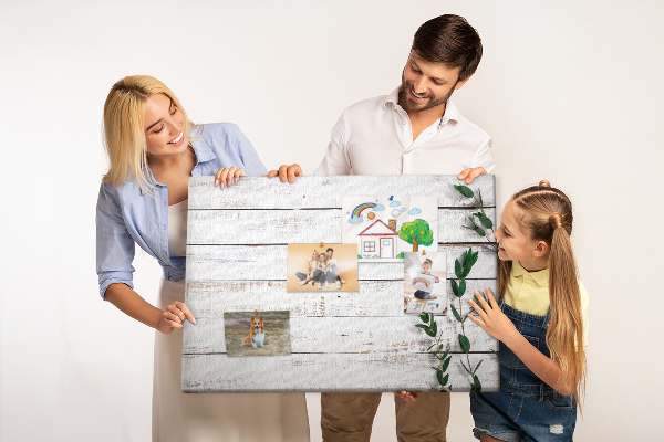 Tableau de liège Bois rustique avec des branches vertes