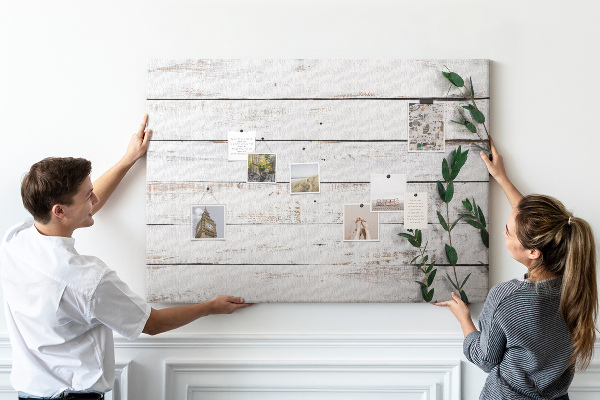 Tableau de liège Bois rustique avec des branches vertes