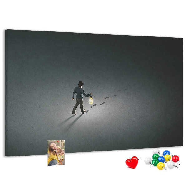 Tableau de liège La lumière d'une lampe sur un chemin sombre.