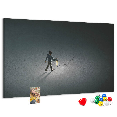 Tableau de liège La lumière d'une lampe sur un chemin sombre.