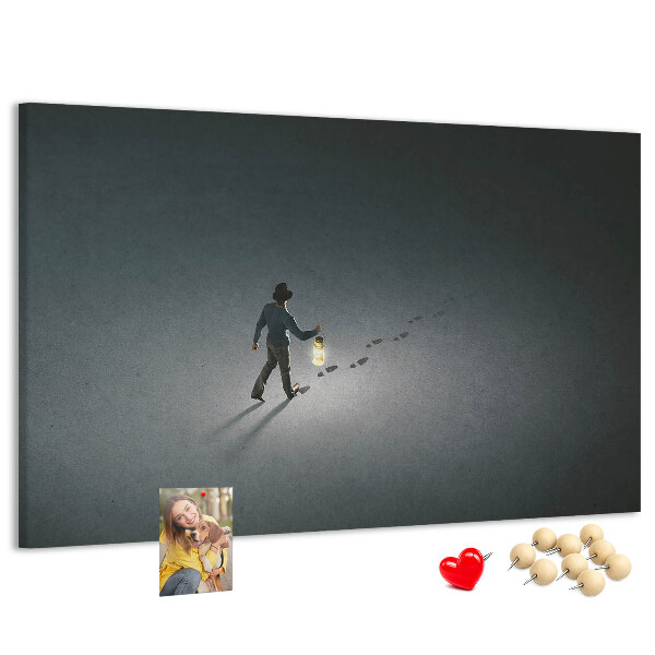 Tableau de liège La lumière d'une lampe sur un chemin sombre.