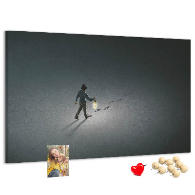 Tableau de liège La lumière d'une lampe sur un chemin sombre.