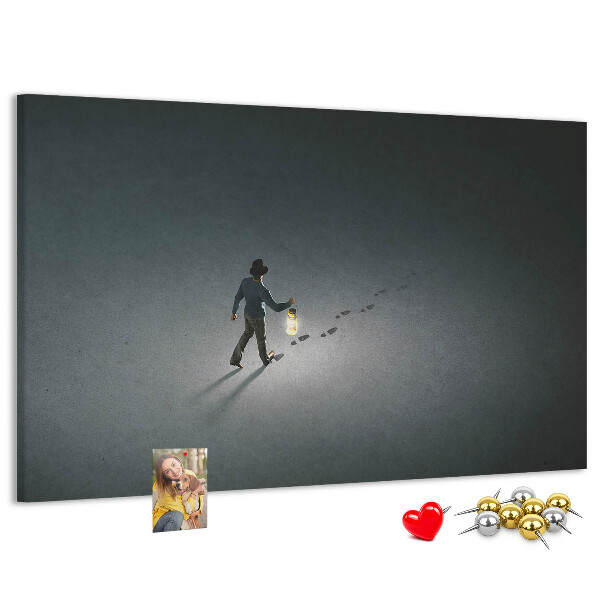 Tableau de liège La lumière d'une lampe sur un chemin sombre.