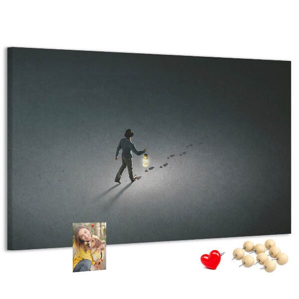Tableau de liège La lumière d'une lampe sur un chemin sombre.