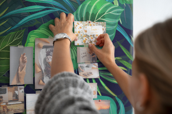 Tableau affichage liège Feuilles tropicales sur fond sombre