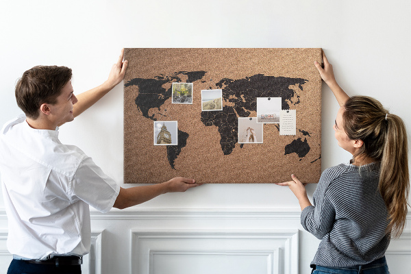 Tableau en liège Carte du monde sur un tableau en liège.