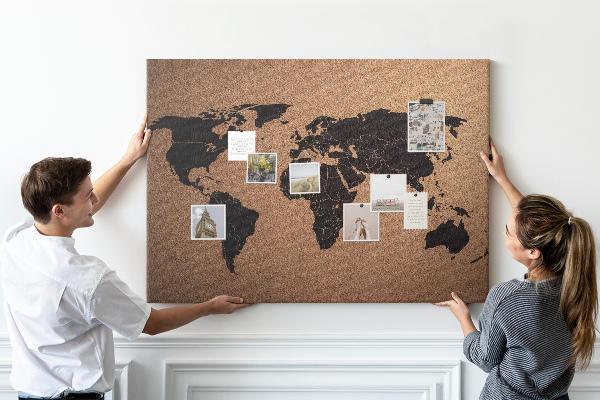 Tableau en liège Carte du monde sur un tableau en liège.