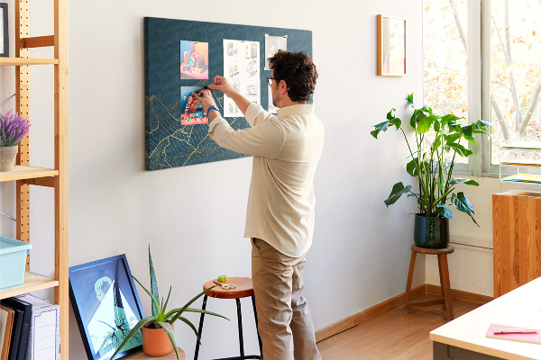 Tableau affichage liège Des contours dorés de montagnes sur un fond sombre