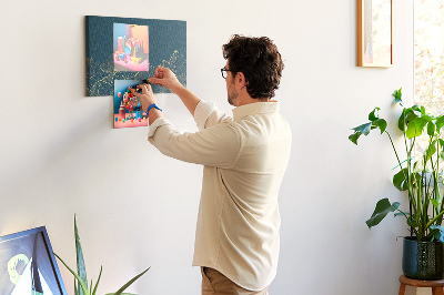Tableau affichage liège Des contours dorés de montagnes sur un fond sombre