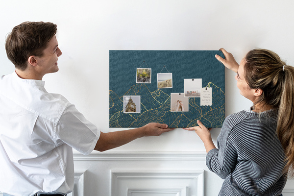 Tableau affichage liège Des contours dorés de montagnes sur un fond sombre
