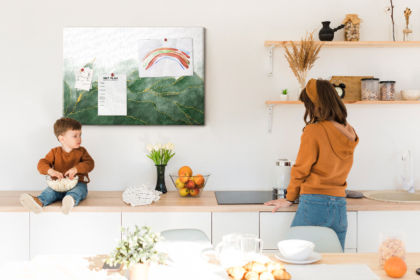 Tableau en liège Des touches dorées sur des feuilles vertes