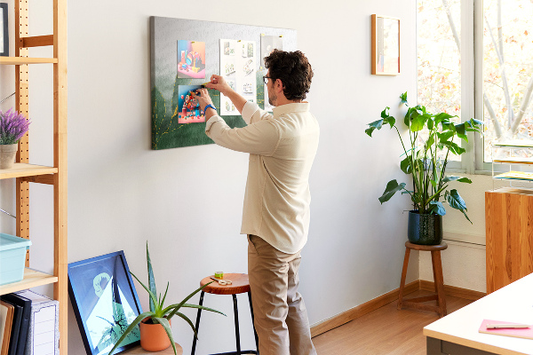 Tableau en liège Des touches dorées sur des feuilles vertes