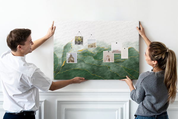 Tableau en liège Des touches dorées sur des feuilles vertes