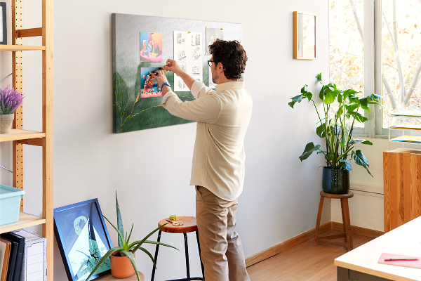 Tableau en liège Des touches dorées sur des feuilles vertes