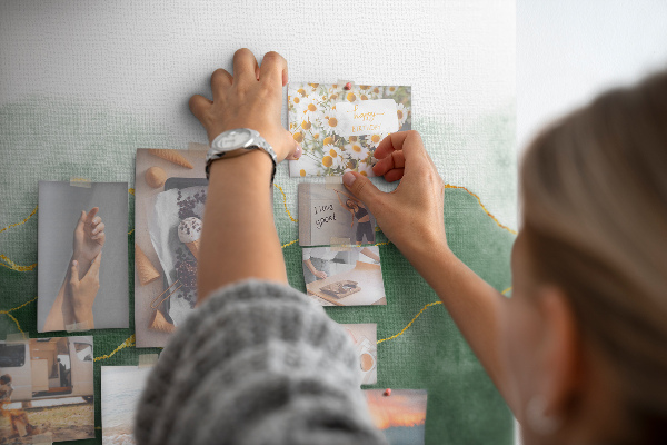 Tableau en liège Des touches dorées sur des feuilles vertes