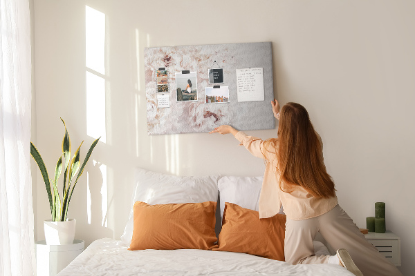 Tableau affichage liège Délicates pivoines blanches sur fond clair