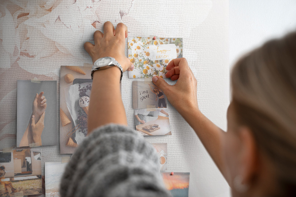 Tableau affichage liège Délicates pivoines blanches sur fond clair
