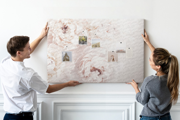 Tableau affichage liège Délicates pivoines blanches sur fond clair