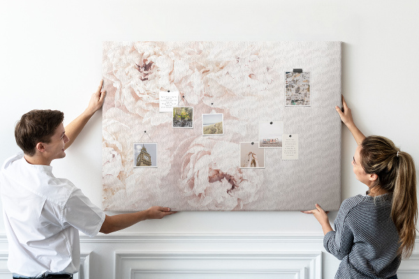Tableau affichage liège Délicates pivoines blanches sur fond clair