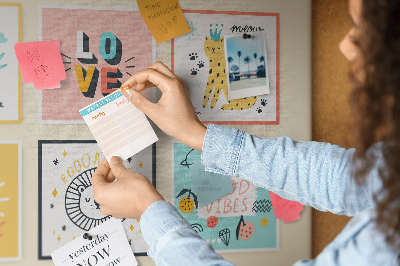Tableau de liège Des graphismes colorés avec des slogans positifs.