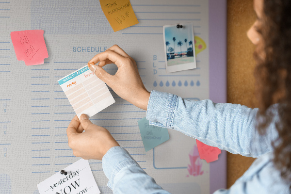 Tableau affichage liège Agenda hebdomadaire avec des touches de couleur
