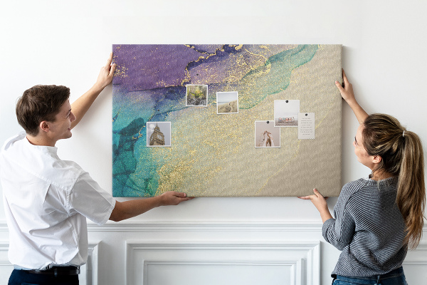 Tableau affichage liège Des accents dorés sur un fond d'eau abstrait