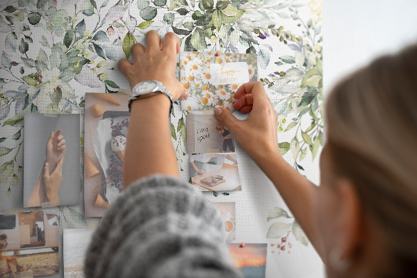 Tableau de liège Feuilles vertes et fleurs délicates en arrière-plan