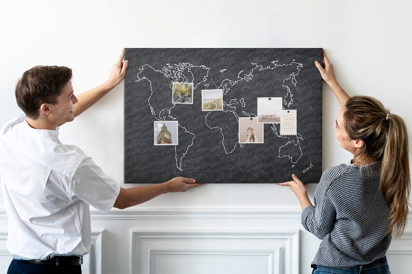 Tableau de liège Une carte du monde sur un fond de tableau noir