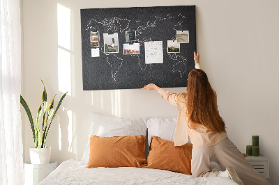 Tableau de liège Une carte du monde sur un fond de tableau noir