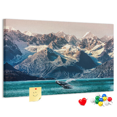Tableau de liège Une baleine qui saute dans un fjord de montagne.