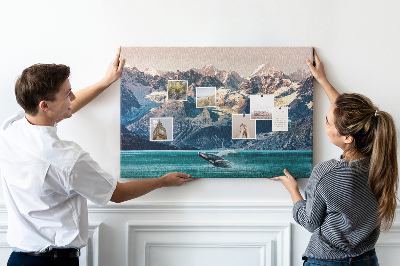 Tableau de liège Une baleine qui saute dans un fjord de montagne.