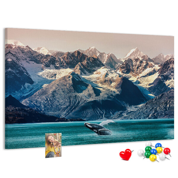 Tableau de liège Une baleine qui saute dans un fjord de montagne.