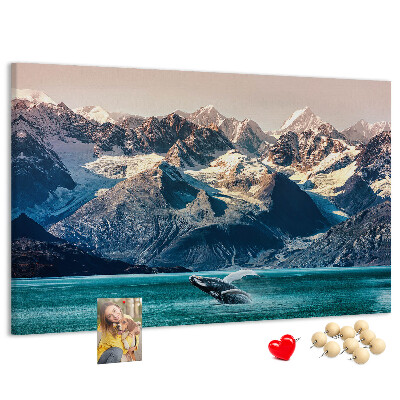 Tableau de liège Une baleine qui saute dans un fjord de montagne.