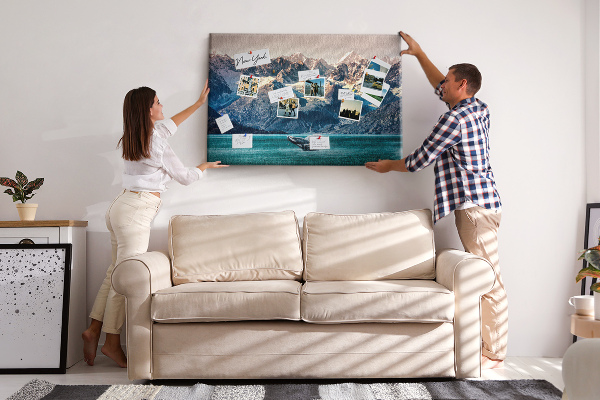 Tableau de liège Une baleine qui saute dans un fjord de montagne.
