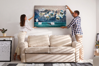 Tableau de liège Une baleine qui saute dans un fjord de montagne.