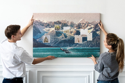 Tableau de liège Une baleine qui saute dans un fjord de montagne.