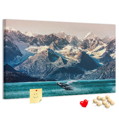 Tableau de liège Une baleine qui saute dans un fjord de montagne.