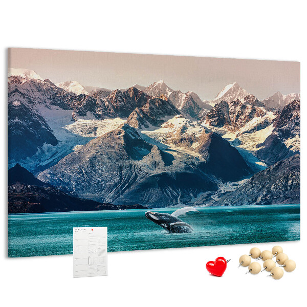 Tableau de liège Une baleine qui saute dans un fjord de montagne.