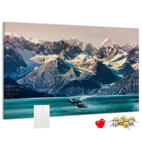 Tableau de liège Une baleine qui saute dans un fjord de montagne.