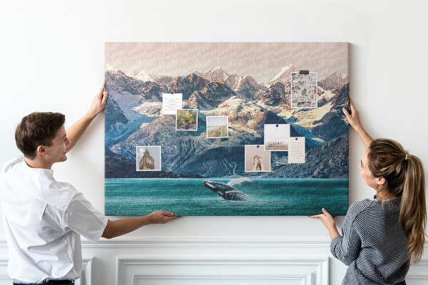 Tableau de liège Une baleine qui saute dans un fjord de montagne.