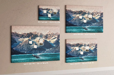 Tableau de liège Une baleine qui saute dans un fjord de montagne.