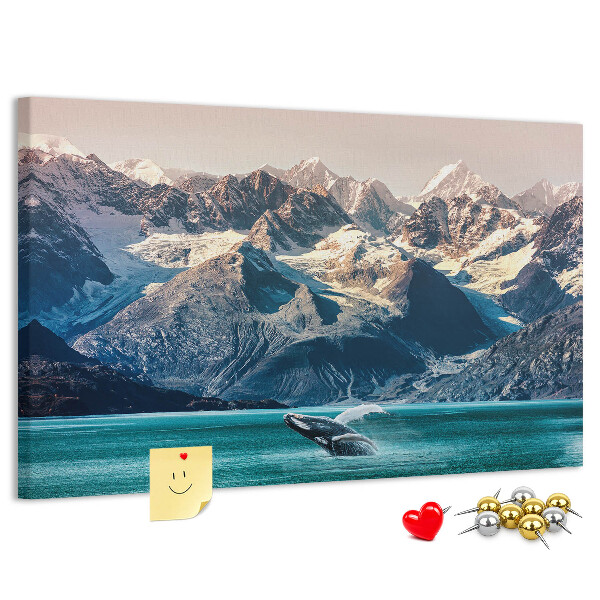 Tableau de liège Une baleine qui saute dans un fjord de montagne.